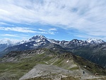 Siamo quasi in vetta : si vedono bene l'intera lunga cresta (Straffelgrat) che dobbiamo percorrere al ritorno e gli imponenti massicci delle Alpi.....
